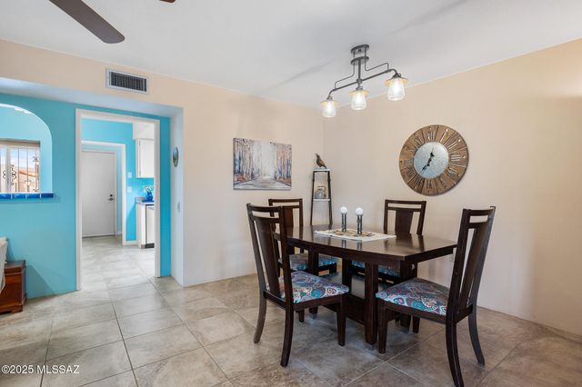 566 W Ocotillo Place, Green Valley, AZ 85614