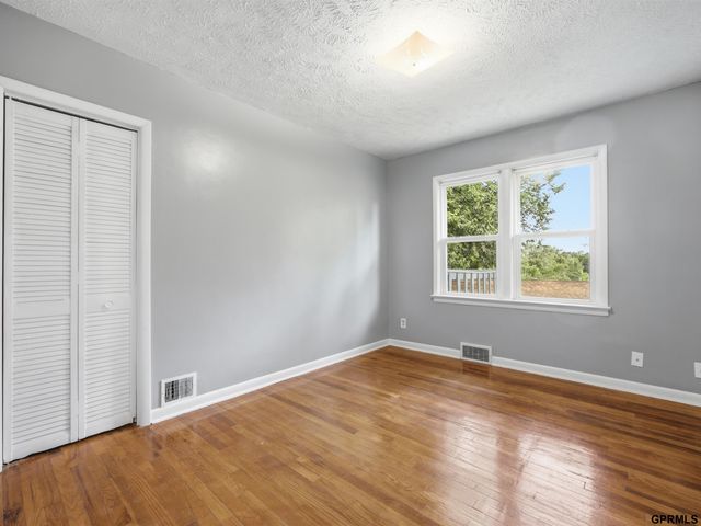 2612 W Chandler Road, Bellevue, NE 68147