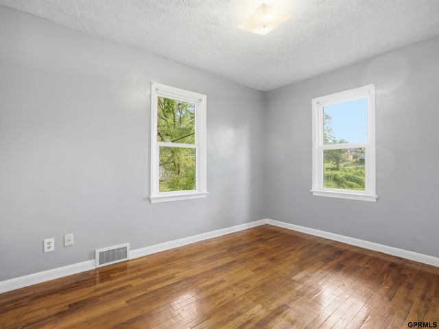 2612 W Chandler Road, Bellevue, NE 68147
