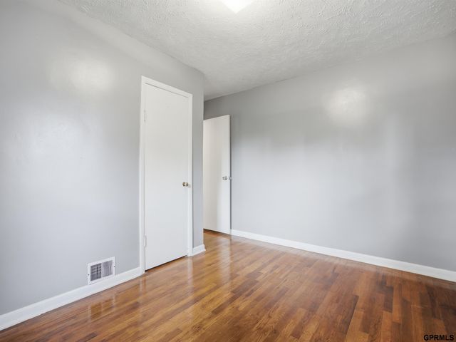 2612 W Chandler Road, Bellevue, NE 68147