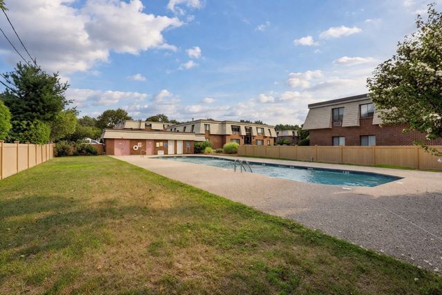 12 Hallmark Gdns 2, Burlington, MA 01803