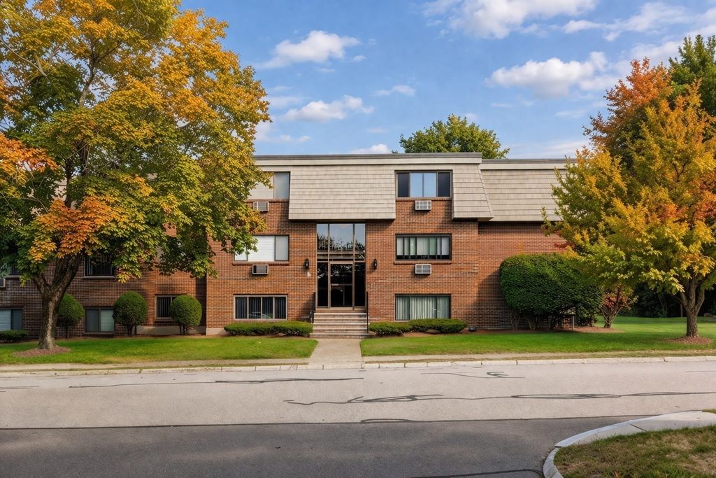 12 Hallmark Gdns 2, Burlington, MA 01803