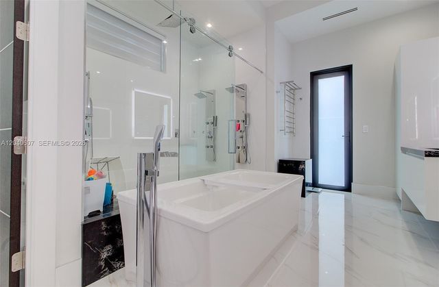 13052 NW 102nd Avenue, Hialeah Gardens, FL 33018