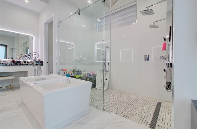 13052 NW 102nd Avenue, Hialeah Gardens, FL 33018
