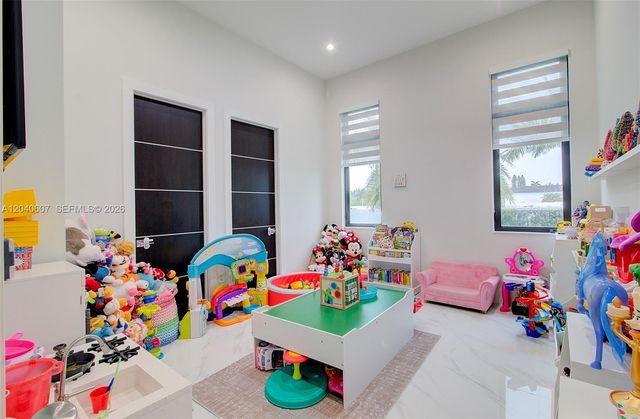 13052 NW 102nd Avenue, Hialeah Gardens, FL 33018