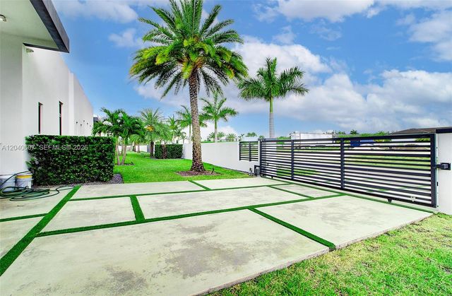 13052 NW 102nd Avenue, Hialeah Gardens, FL 33018
