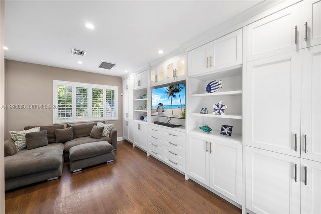 2400 Trapp Ave, Miami, FL 33133