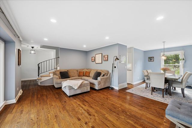 481 Sussex Court, Buffalo Grove, IL 60089