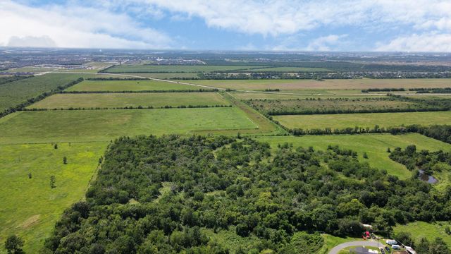 253 Ford Lane, Old River-winfree, TX 77523