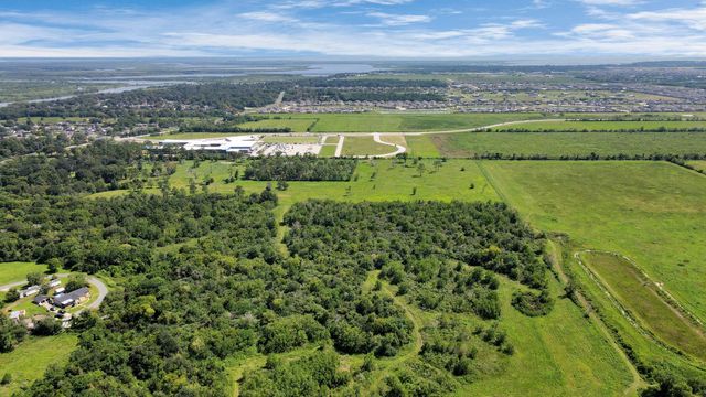 253 Ford Lane, Old River-winfree, TX 77523