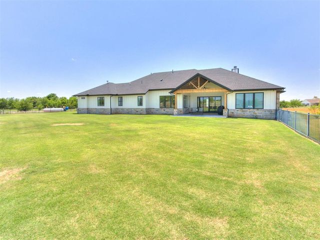 26244 E 868 Road, Cashion, OK 73016