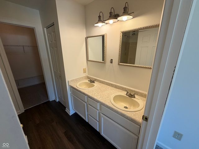 2018 Oakbrooke Court, Avon, IN 46123
