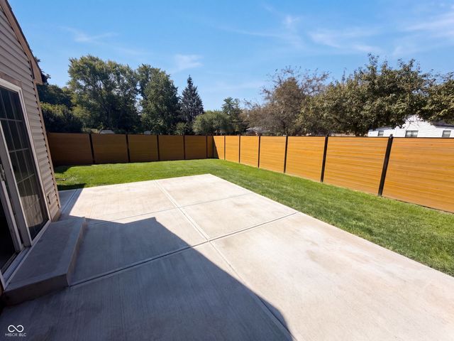 2018 Oakbrooke Court, Avon, IN 46123