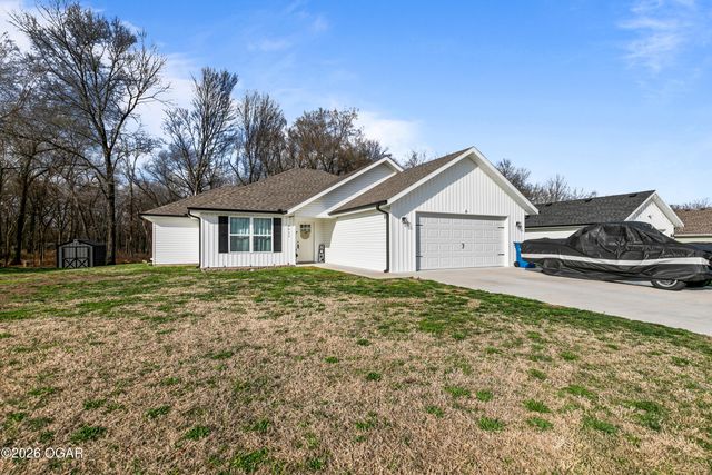 2033 Lakeview Street, Carthage, MO 64836