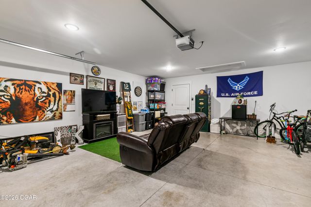 2033 Lakeview Street, Carthage, MO 64836