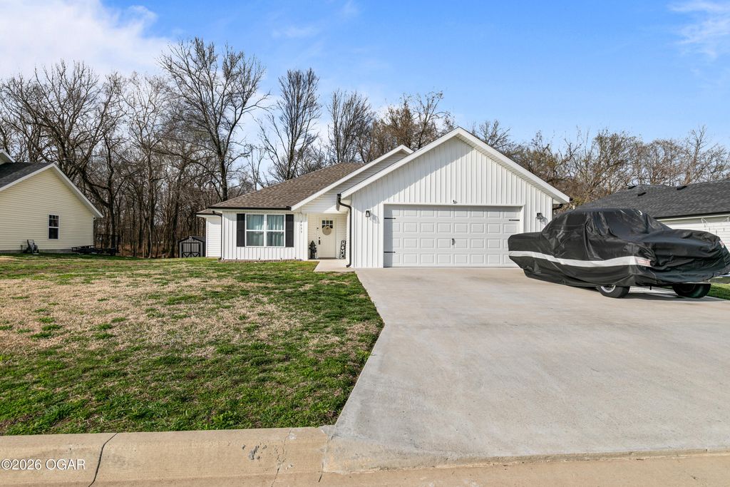 2033 Lakeview Street, Carthage, MO 64836