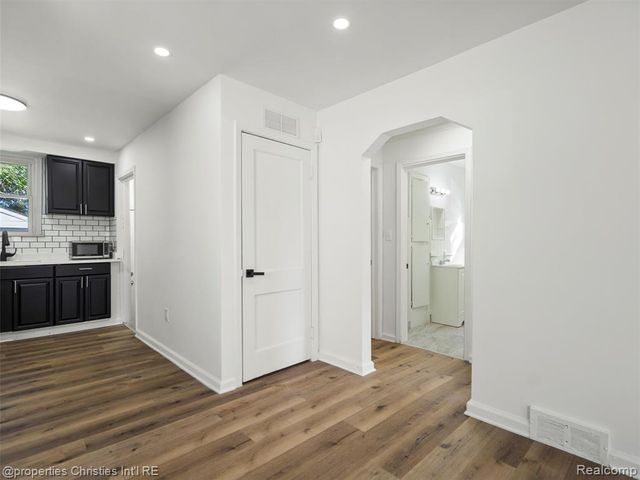 8770 Leroy Street, Oak Park, MI 48237