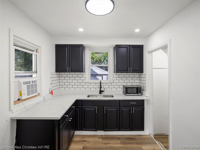 8770 Leroy Street, Oak Park, MI 48237