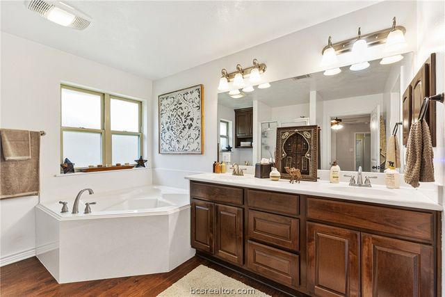 915 Dove Run Trail, College Station, TX 77845