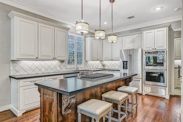 110 Century Drive, Friendswood, TX 77546