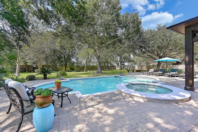 110 Century Drive, Friendswood, TX 77546