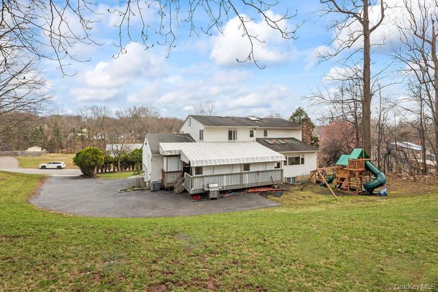 20 Algonquin Circle, Airmont, NY 10952