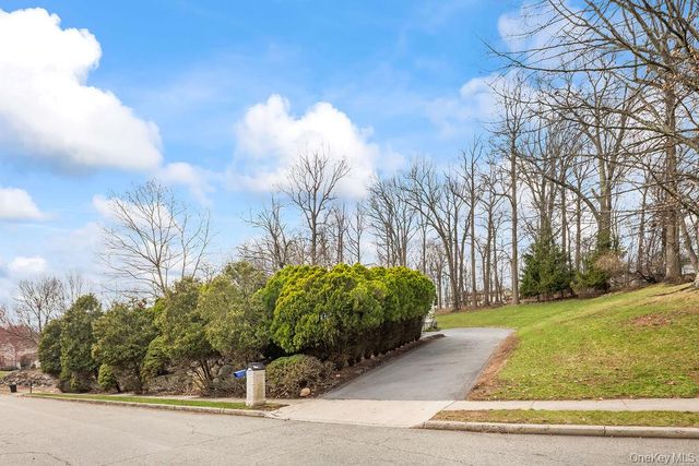 20 Algonquin Circle, Airmont, NY 10952