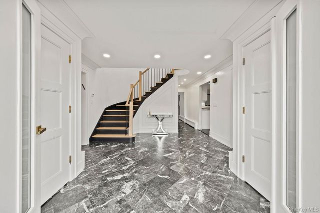 20 Algonquin Circle, Airmont, NY 10952