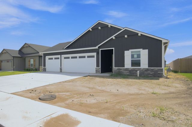 1606 N Topaz Ln, Mulvane, KS 67110