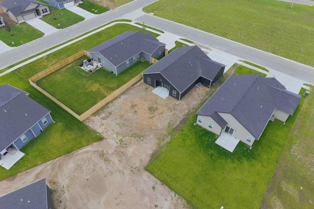 1606 N Topaz Ln, Mulvane, KS 67110