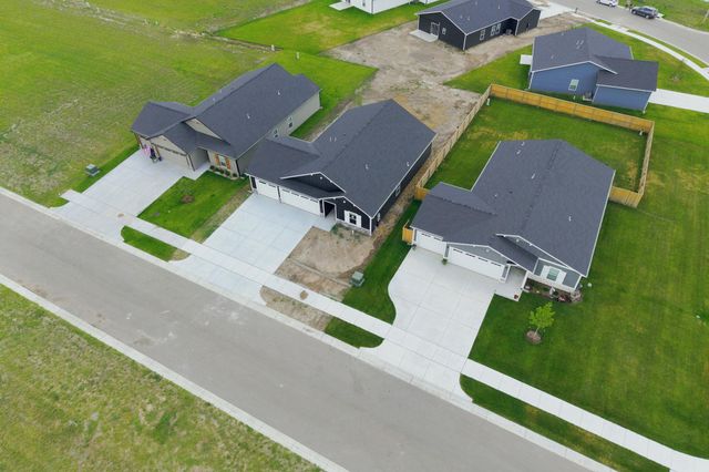 1606 N Topaz Ln, Mulvane, KS 67110