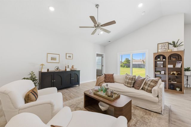 1606 N Topaz Ln, Mulvane, KS 67110