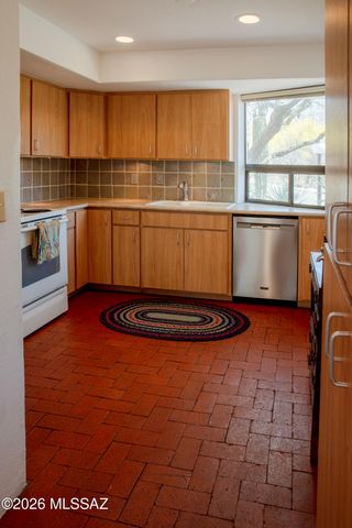 6715 N Camino Padre Isidoro, Tucson, AZ 85718