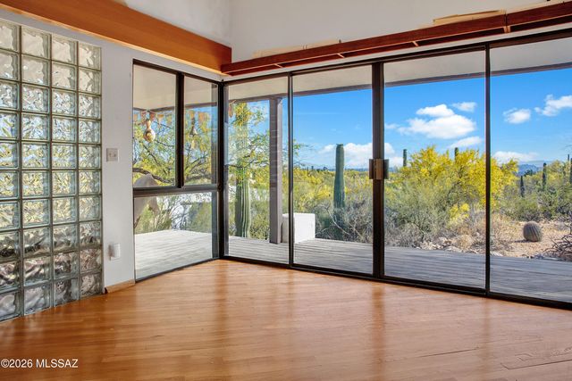 6715 N Camino Padre Isidoro, Tucson, AZ 85718