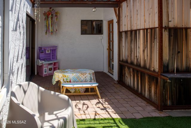 6715 N Camino Padre Isidoro, Tucson, AZ 85718