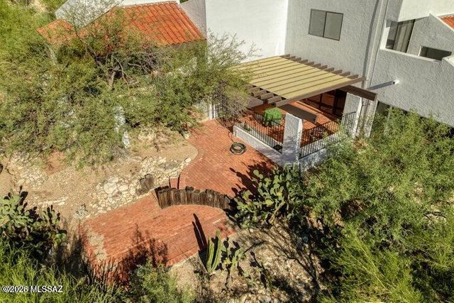 6715 N Camino Padre Isidoro, Tucson, AZ 85718