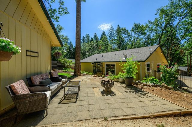 5507 Daisy Dr, Pollock Pines, CA 95726