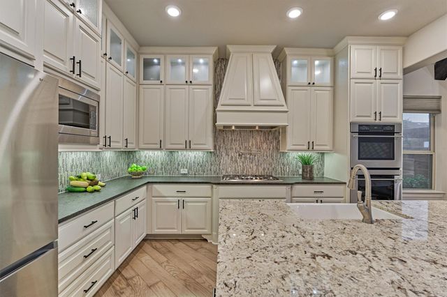6 Canopy Green Drive, Tomball, TX 77375