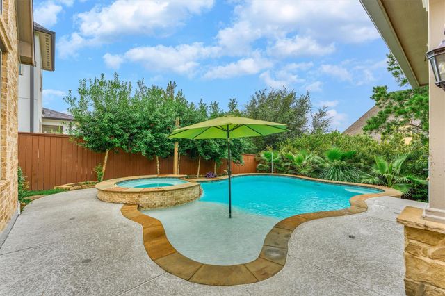 6 Canopy Green Drive, Tomball, TX 77375