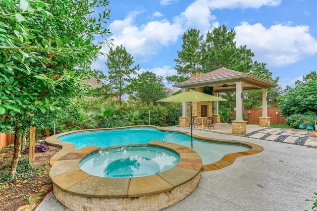 6 Canopy Green Drive, Tomball, TX 77375