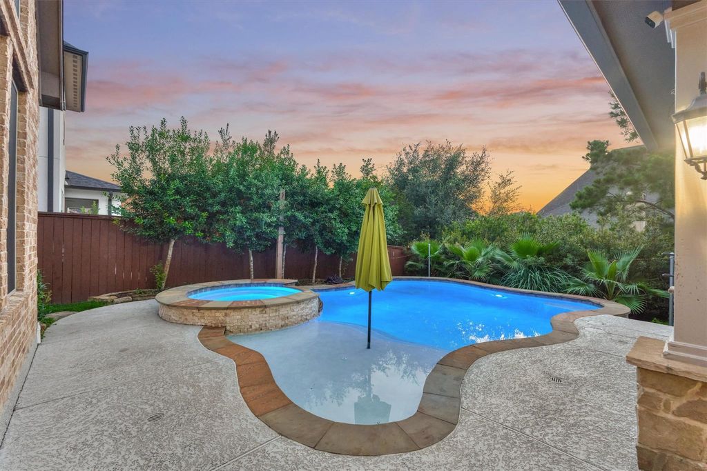 6 Canopy Green Drive, Tomball, TX 77375