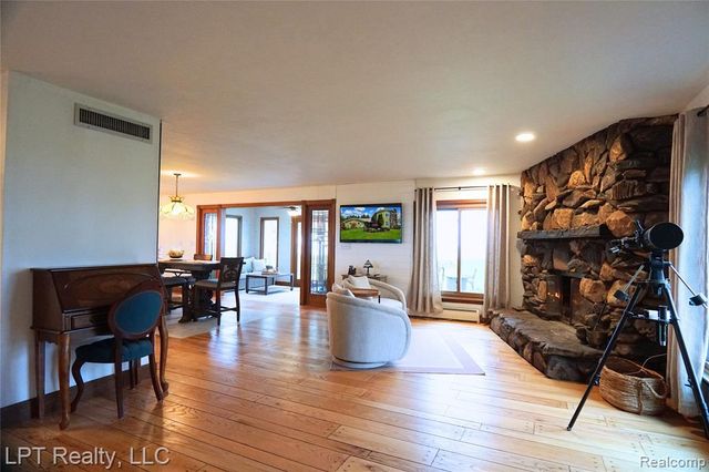 6210 Sterling Drive, Newport, MI 48166