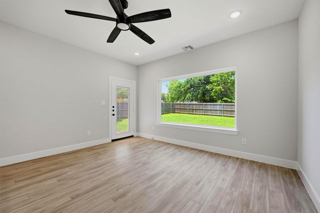 931 W Collins Street, Denison, TX 75020