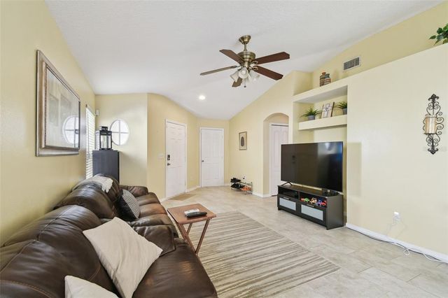 8133 CANTERBURY LAKE BOULEVARD, Tampa, FL 33619