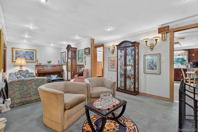 20 Sunset Circle, Bloomingburg, NY 12721