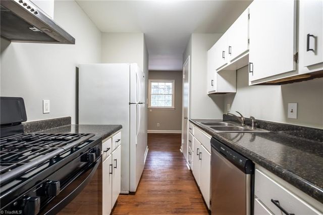 2890 Carriage Drive B, Winston-salem, NC 27106