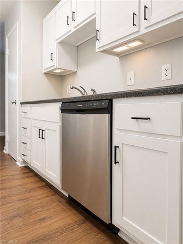 2890 Carriage Drive B, Winston-salem, NC 27106