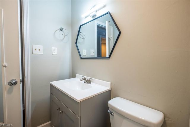 2890 Carriage Drive B, Winston-salem, NC 27106