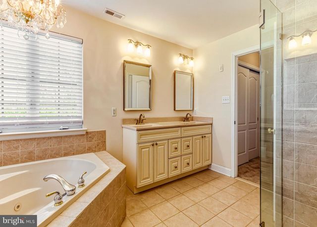 215 SHERWIN RD, Mullica Hill, NJ 08062