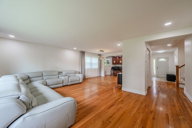 10S220 Alan Road, Naperville, IL 60564
